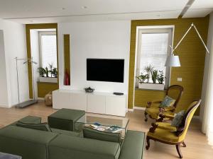 un salon avec un canapé et une télévision dans l'établissement Grata Hospes Sorrento - Boutique House - Rooftop Deck - BBQ, à Sorrente