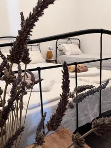 1 dormitorio con 2 literas con sábanas blancas en Private Country-House, en Keratokampos
