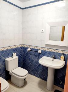 a bathroom with a toilet and a sink at Casa Cris in La Lajita