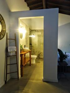 Quinta da Galeana Dreaming في لورينها: حمام مع مرحاض ومغسلة وسلم
