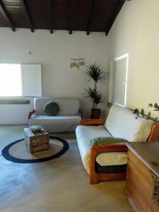 Quinta da Galeana Dreaming في لورينها: غرفة معيشة مع أريكة وطاولة