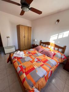 Cabañas del bosque merlo في ميرلو: غرفة نوم عليها سرير وفوط