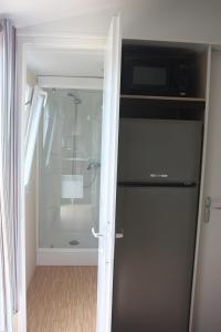 Tropical Bungalow 2 في فيك- لا-غارديول: مطبخ مع ثلاجة سوداء وميكرويف