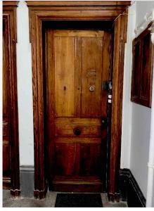 - une porte en bois ouverte dans l'établissement Rancy, à Lyon