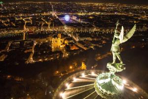 - une vue aérienne de nuit sur la statue de la liberté dans l'établissement Rancy, à Lyon