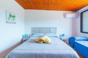 Кровать или кровати в номере Villa con piscina al mare