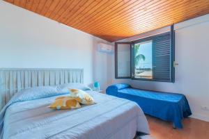 A bed or beds in a room at Villa con piscina al mare