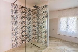 Ванная комната в Villa con piscina al mare