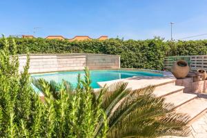Бассейн в Villa con piscina al mare или поблизости