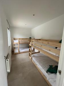 Двухъярусная кровать или двухъярусные кровати в номере Villa Casa Blanca