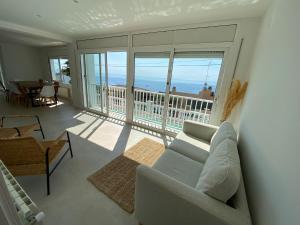 un soggiorno con divano e vista sull'oceano di Villa Casa Blanca a Blanes