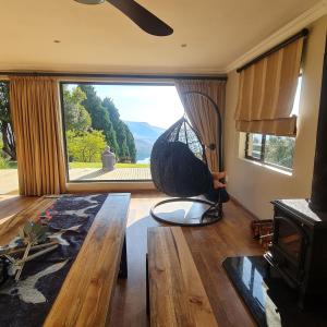 sala de estar con ventana grande y mesa en Luxury Home with breathtaking views of Champagne Valley, en Bergview