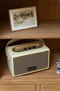 a radio sitting on top of a wooden shelf at Warnemünde: Apartment KAJÜTE - nur 3 Gehminuten zum Strand in Warnemünde