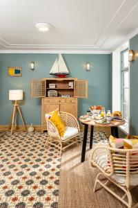 a living room with a table and chairs at Warnemünde: Apartment KAJÜTE - nur 3 Gehminuten zum Strand in Warnemünde