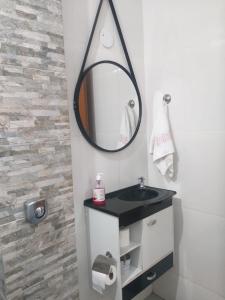 baño con lavabo negro y espejo en 2 quartos, completo com privacidade total, smarttv, Lapa, aeroporto, rodoviária , maracanã, metrô, etc, en Río de Janeiro