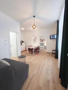 een woonkamer met een tafel en een bank bij Verde in Zagreb +18 foto's