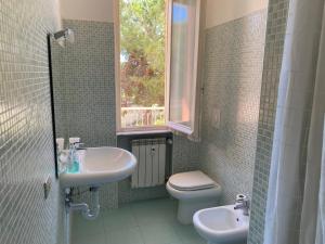 Koupelna v ubytování Casa al Mare di Vadino + 7 fotografií