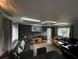 Brae Hoose في آريسايغ: غرفة معيشة مع أريكة وتلفزيون بشاشة مسطحة