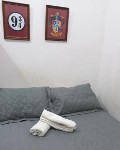 Una cama con toallas blancas encima. en 2 quartos, completo com privacidade total, smarttv, Lapa, aeroporto, rodoviária , maracanã, metrô, etc, en Río de Janeiro