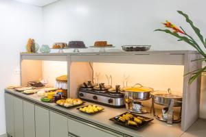 eine Küche mit einigen Lebensmitteln, Töpfen und Pfannen in der Unterkunft Pousada Maanaim Porto in Porto De Galinhas