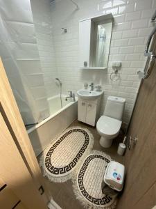 een badkamer met een toilet en een wastafel bij iAparts Богенбай батыра-Шагабутдинова in Alma-Ata