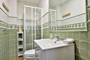 コルドバにあるApartamento Horno24のバスルーム(洗面台、トイレ、鏡付)