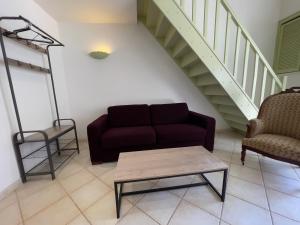 a living room with a couch and two chairs at La Maison des Pressoirs in Châteauvillain