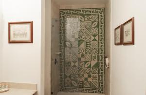 een badkamer met een douche en een glazen deur bij Hotel & Restaurante La Gran Francia in Granada