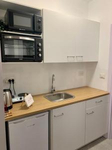 cocina con fregadero y microondas en New 2 rooms flat fully equipped 5 min to Bat Yam beach near Tel Aviv, en Bat Yam