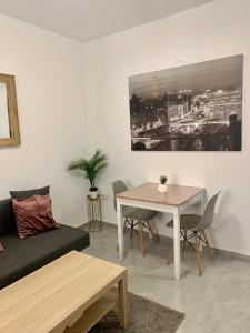- un salon avec un canapé et une table dans l'établissement New 2 rooms flat fully equipped 5 min to Bat Yam beach near Tel Aviv, à Bat Yam