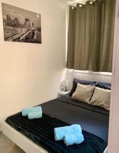1 dormitorio con 1 cama con 2 toallas en New 2 rooms flat fully equipped 5 min to Bat Yam beach near Tel Aviv, en Bat Yam