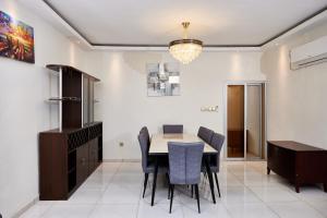 Kuchyň nebo kuchyňský kout v ubytování RESIDENCE NOUMSI