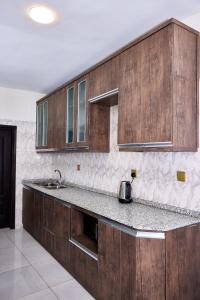 Kuchyň nebo kuchyňský kout v ubytování RESIDENCE NOUMSI