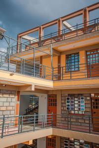 Elle offre une vue sur l'extérieur d'un immeuble avec balcon. dans l'établissement Nelly fully furnished studios, à Naivasha
