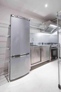 フィレンツェにあるロフト パンドルフィーニのキッチン(大型ステンレス製の冷蔵庫付)