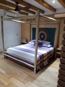 una camera con letto e soffitto in legno di Hotel Bendita Luna a Mazunte