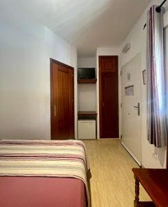 Postel nebo postele na pokoji v ubytování Hostal Noli