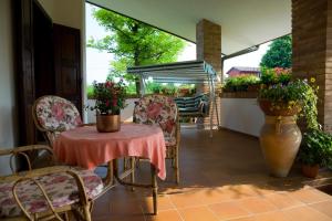 a patio with a table and chairs and a window at Ca' Livenza in Sacile
