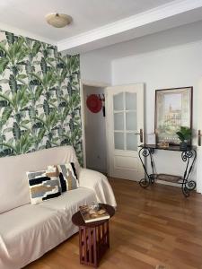 a living room with a couch and a table at Acogedor apartamento en pleno corazón de Triana in Seville