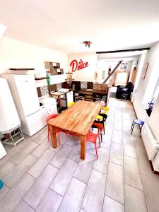 Wattrelos的住宿－Agréable maison de ville cosy de 122m² + extérieur，配有木桌和椅子的房间