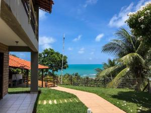 ein Blick auf das Meer von einem Haus in der Unterkunft Paraíso à beira mar, praia de Carapibús. Conde. João Pessoa in Conde
