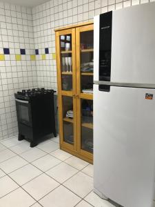 eine Küche mit Kühlschrank und Herd in der Unterkunft Paraíso à beira mar, praia de Carapibús. Conde. João Pessoa in Conde + 10 Fotos