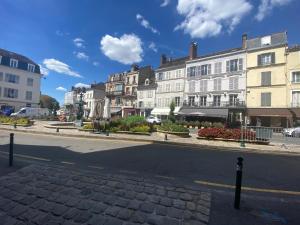una strada cittadina vuota con edifici sul lato della strada di Alvéo a Fontainebleau