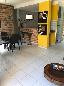 ein Esszimmer mit Tisch und Stühlen und einem Kamin in der Unterkunft Paraíso à beira mar, praia de Carapibús. Conde. João Pessoa in Conde