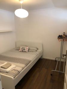 małą sypialnię z łóżkiem z poduszką w obiekcie Ocean Corner Belém w Lizbonie