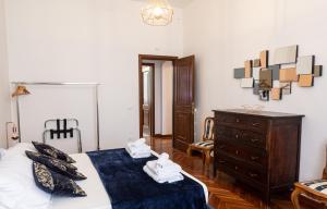 ein Schlafzimmer mit einem Bett und einer Kommode mit Handtüchern darauf in der Unterkunft TimeRoma in Rom