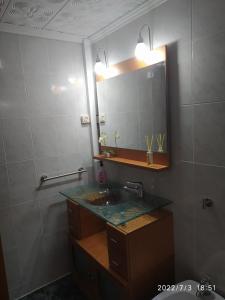 a bathroom with a sink and a mirror at Apartamento Bella Carmen : para 6 personas in Cunit +26 photos