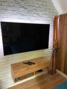 Telewizja i/lub zestaw kina domowego w obiekcie Apartament Chleb i Wino