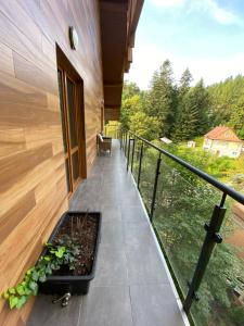 balkon z plantatorem na boku domu w obiekcie Apartament Chleb i Wino w mieście Krynica Zdrój