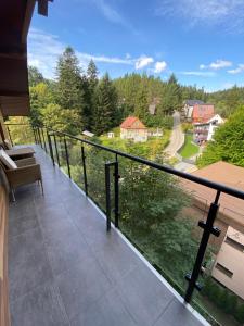 balkon z widokiem na dom w obiekcie Apartament Chleb i Wino w mieście Krynica Zdrój